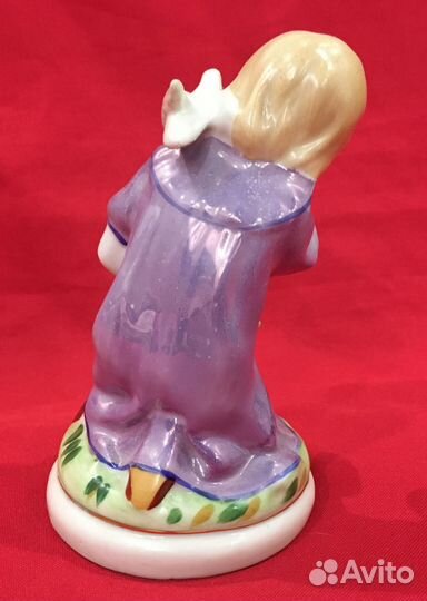 Статуэтка фарфоровая. Девочка с голубем. СССР