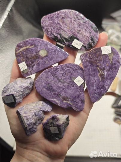 Чароит необработанные кусочки и пластины