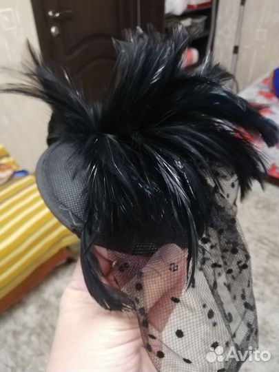 Шляпка с вуалью и перьями на защелках