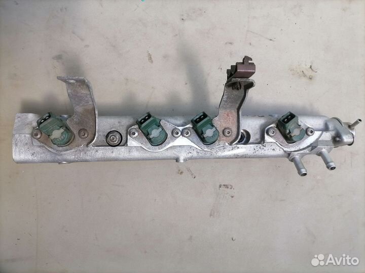 Топливная рампа Renault 19 1989 в сборе с форсунк