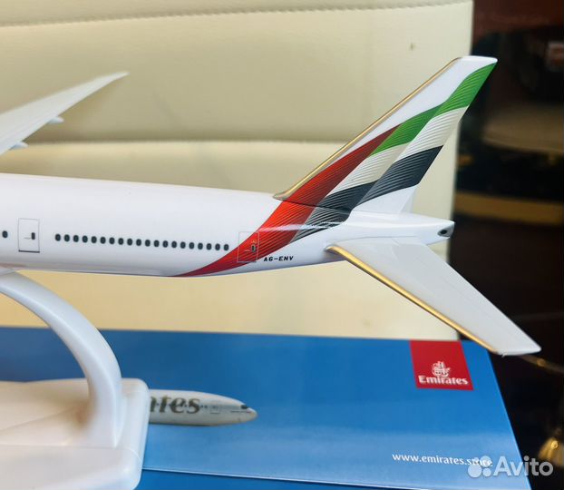 Молель самолета Emirates Boeing 777-300ER (1:200)