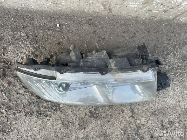 Правая фара Nissan Gloria