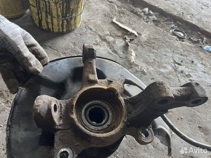 Поворотный кулак левый Toyota Prius