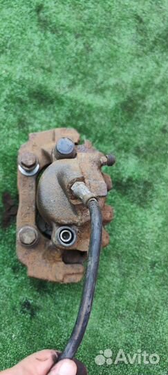 Передний правый суппорт Jaguar XJ X300