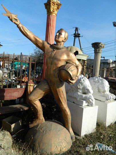 Скульптура парковая - Космонавт Юрий Гагарин