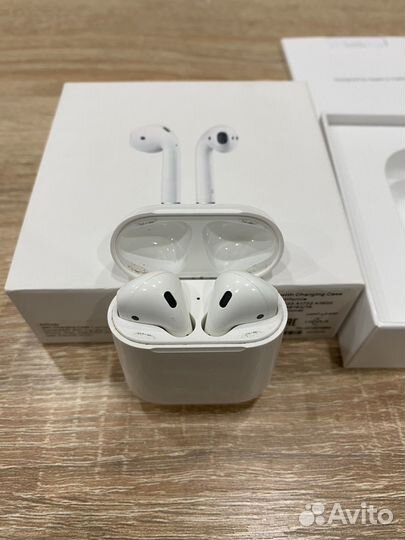 Apple AirPods (1го поколения)
