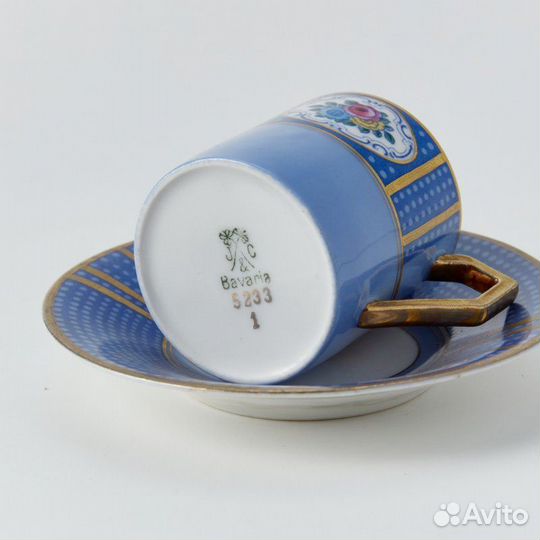 Старинная кофейная чашка с блюдцем в голубом цвете