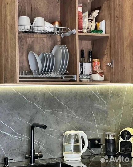 Угловой кухонный гарнитур до потолка с подсветкой