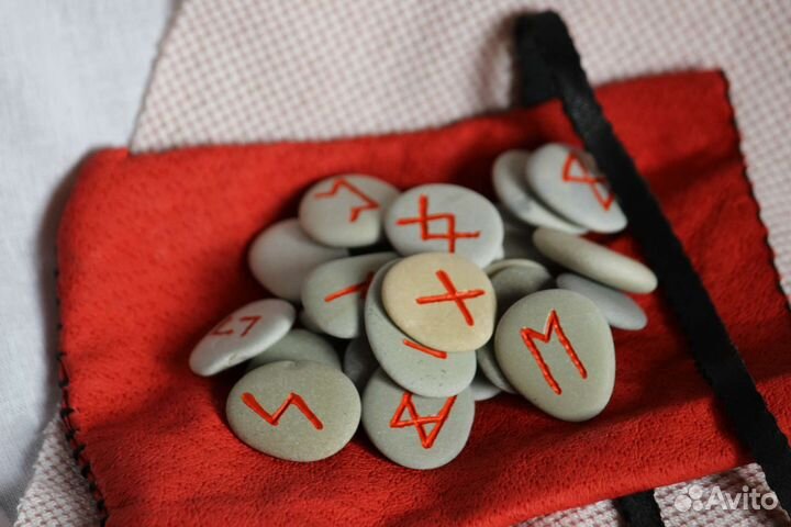 Руны из камня