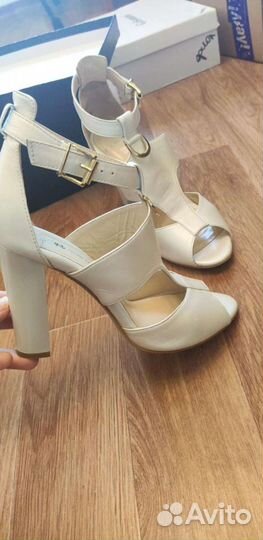 Босоножки белые
