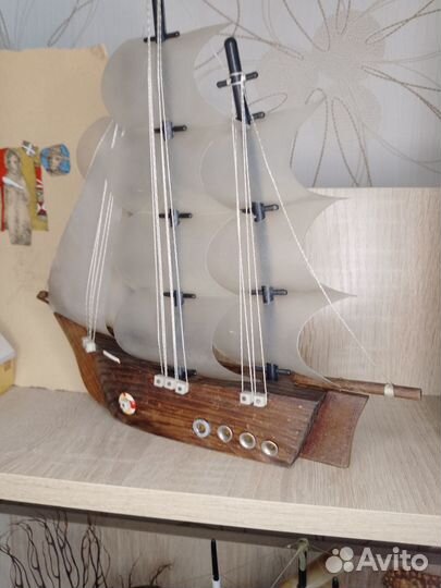 Модель корабля из рога быка и модель из дерева