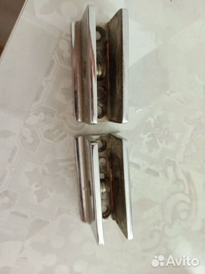 Два кронштейна для стеклянной полочки