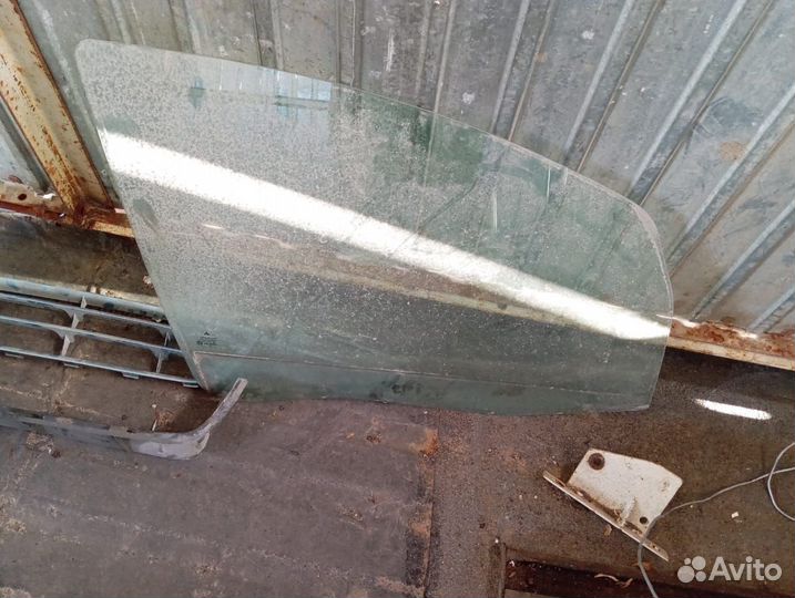 Боковое стекло Mitsubishi Colt