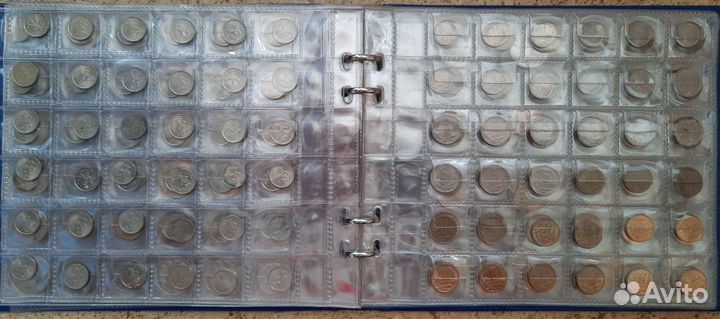 Коллекция монет в альбоме на 708 ячеек