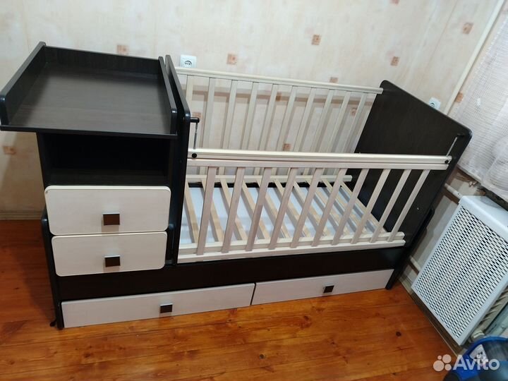 Детская кроватка с пеленальным столиком и маятнико
