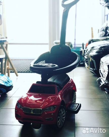 Каталка толокар Машинка с Ручкой и мягким сидением