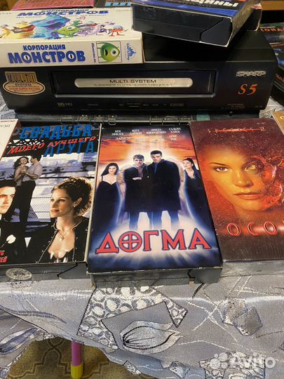 Видеоплеер и много видеокассет 17шт