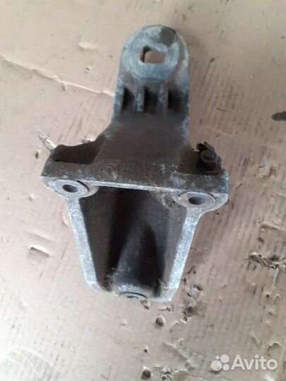 Кронштейн двигателя левый Ауди 100 С3 2.3 бензин