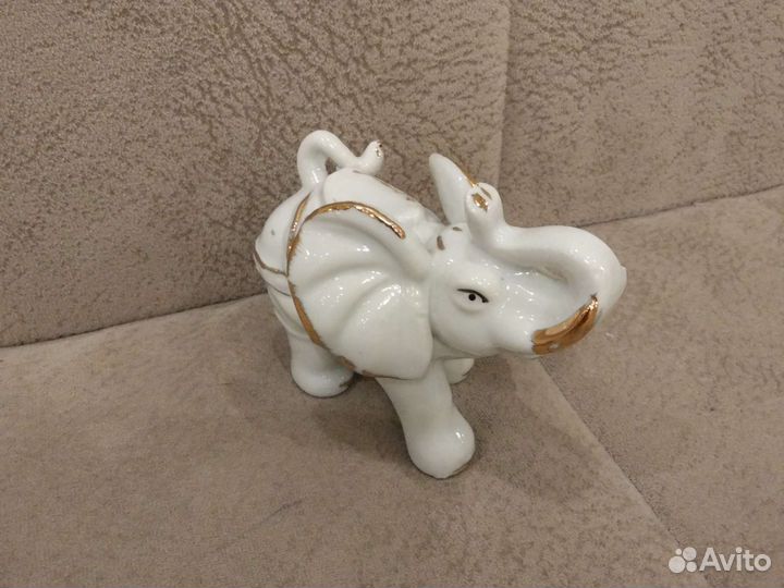 Слон фарфоровый статуэтка