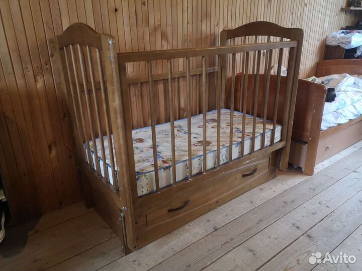 Кроватка детская с маятником и ящиком