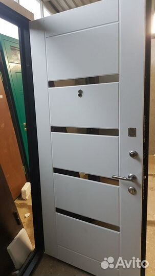 Дверь в квартиру с мдф плитой белой