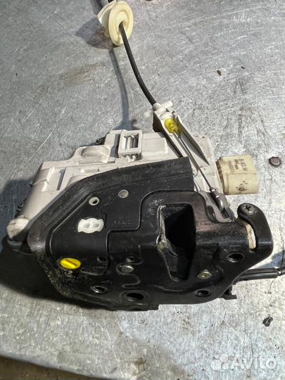 Замок двери задней правой Volkswagen Touareg 2