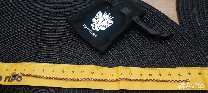 Жесткий золотой браслет