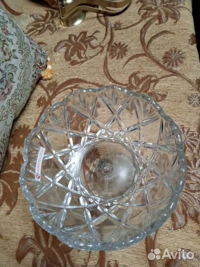 Ваза для фруктов на ножке и салатницы