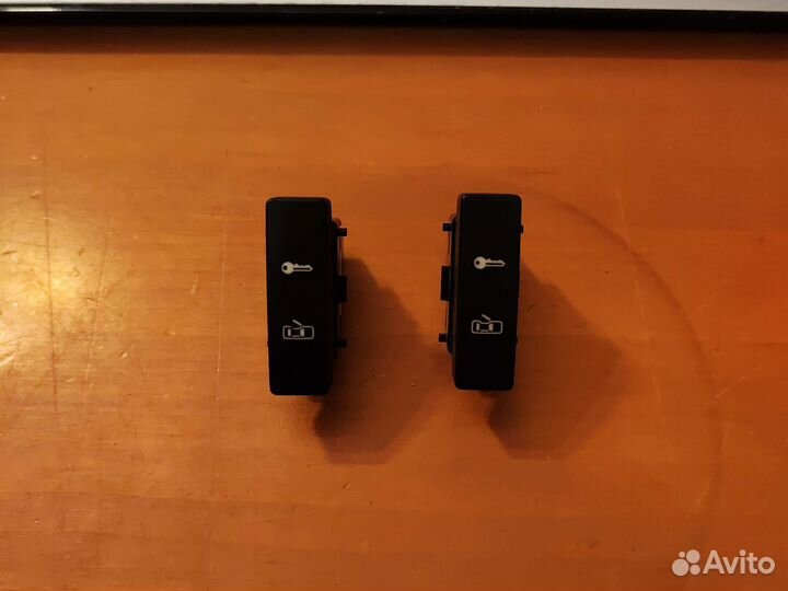 Кнопка центрального замка 7L6962125