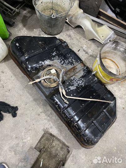 Бензобак и насос