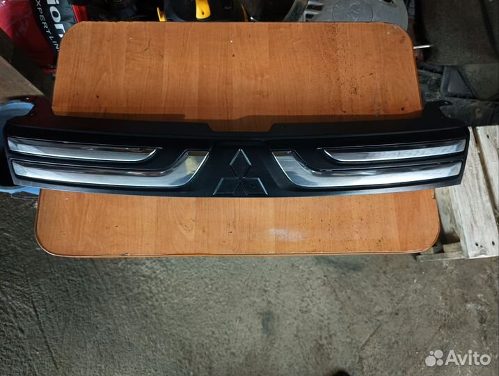 Решетка радиатора mitsubishi outlander 3