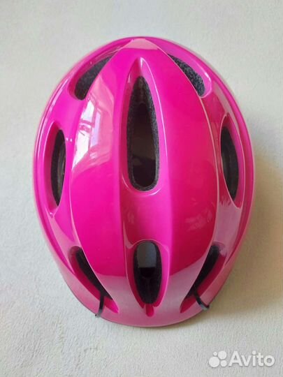 Яркий шлем цвета фуксии