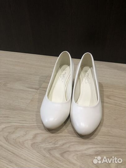 Продам белые туфли