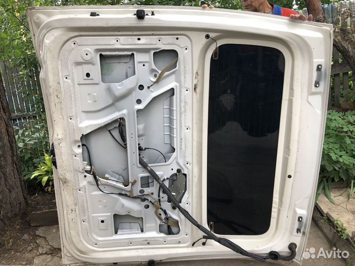 Дверь 5-я Nissan NV-200