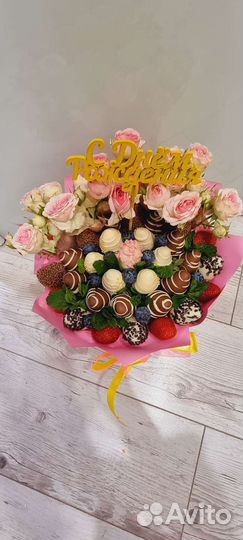 Букет из клубники в шоколаде и кустовой розы
