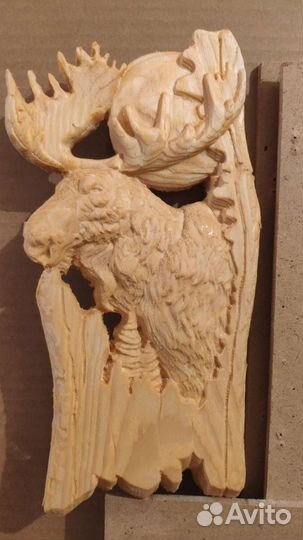 Резное панно из дерева