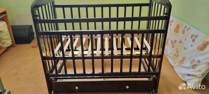 Детская кроватка с маятником и ящиком