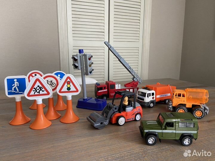 Набор машинок с светофором и дорожными знаками