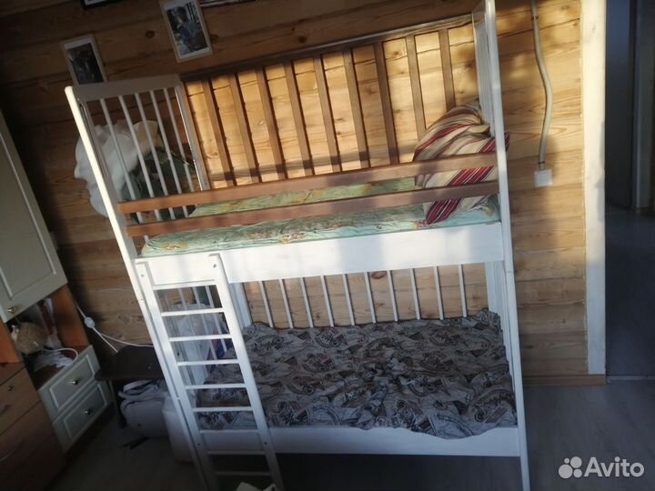 Двухъярусная кровать с матрасами