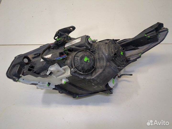 Фара (передняя) Toyota Avensis 3, 2010