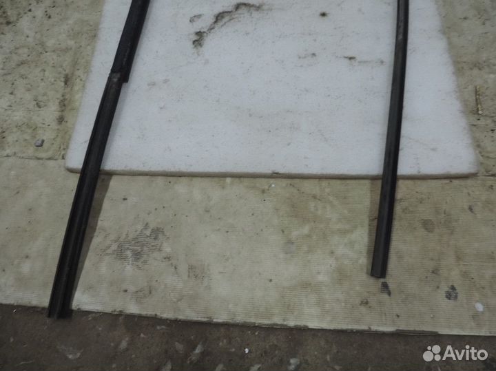 Уплотнитель стекла двери задний левый Suzuki Swift