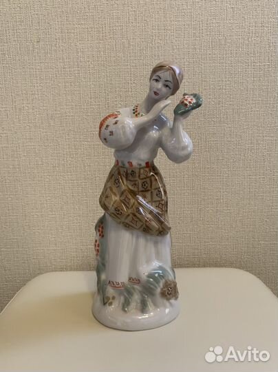Фарфоровая статуэтка 