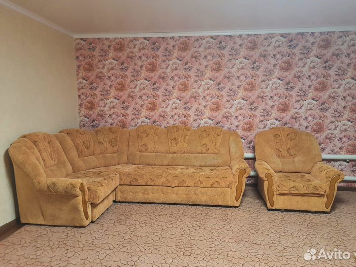 Угловой диван и кресло