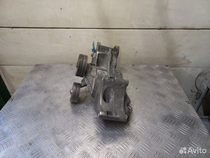 Кронштейн генератора Volkswagen Bora 1.4 - 1.6 16V