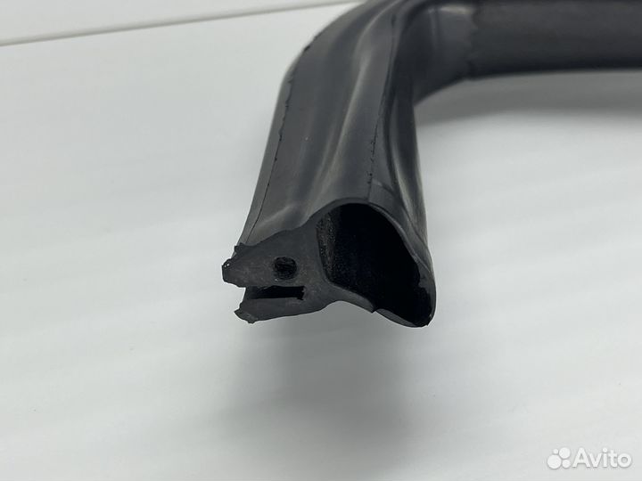 Уплотнитель капота левый BMW X3 E83 N52