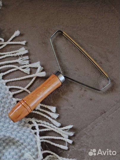 Щётка скребок для одежды, мебели и ковров