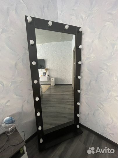 Гримерное зеркало с лампочками