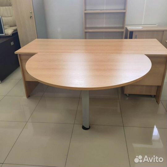 Офисные столы и шкафы