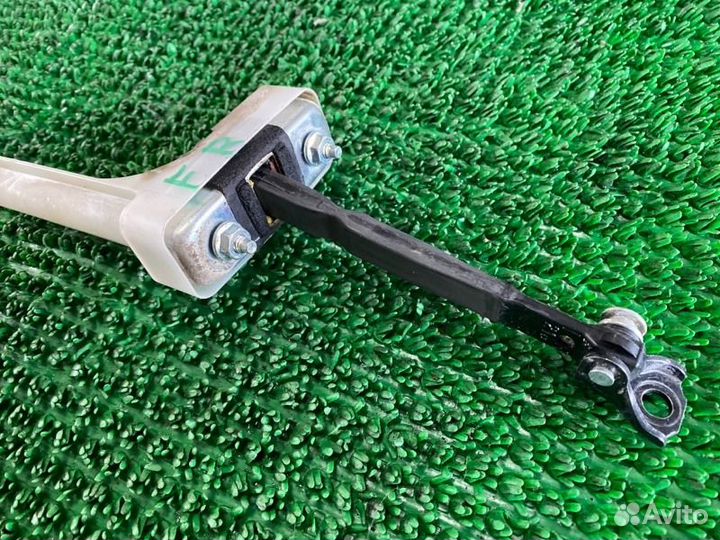 Ограничитель двери прав. перед. Toyota Land Cruise