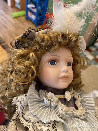 Кукла фарфоровая